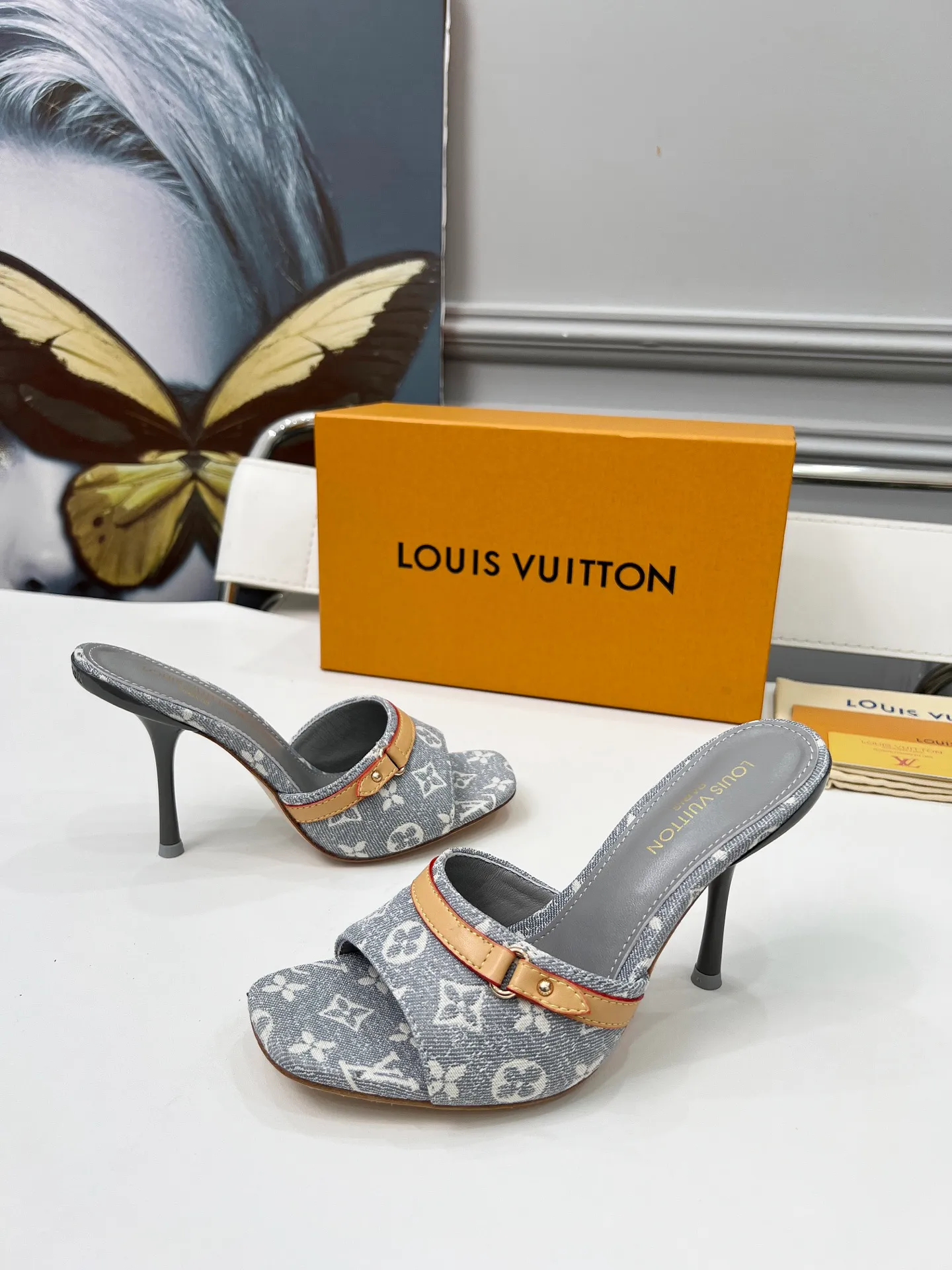 👟👟Ex-factory price 440👟👟 LV new denim kitten heel slippers 2025 summer must-have for goddesses, original replica, super comfortable on the feet. Show off the queen's temperament, the heel height is 9.5CM, which shows your temperament without being tiring. Leather outsole. Standard code: 35-42 (41 and 42 codes are customized, non-returnable and non-exchangeable)